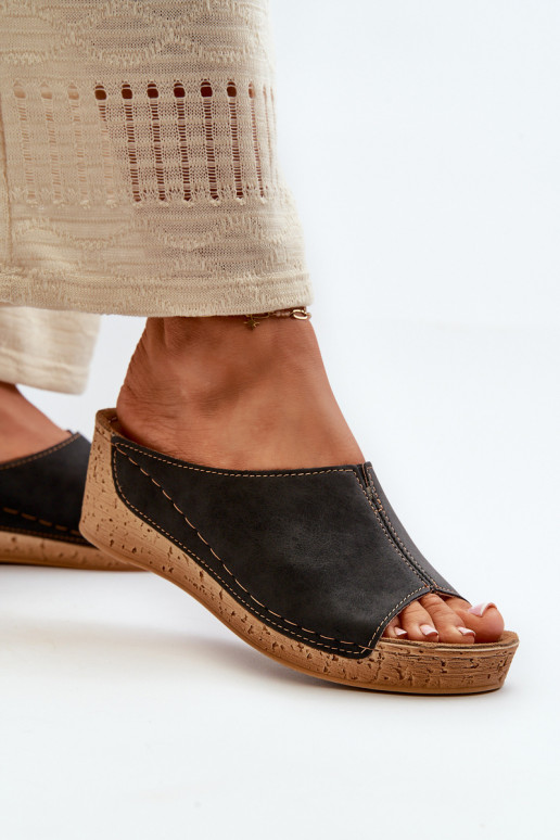 Zapatillas de mujer cómodas en una cuña Inblu NG000002 de color negro Zapatillas de mujer cómodas en una cuña Inblu NG000002 de color negro