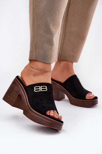 Zapatillas de mujer color negro con tacones gruesos y detalles dorados, Vinceza 17400