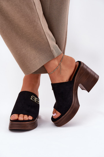 Zapatillas de mujer color negro con tacones gruesos y detalles dorados, Vinceza 17400 2