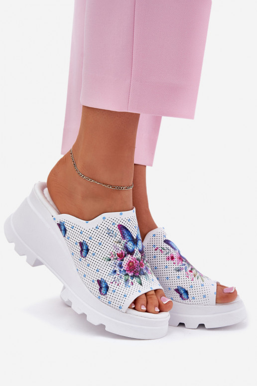 Zapatillas de cuero Femenino en una cuña Artiker 56C0428 el color blanco