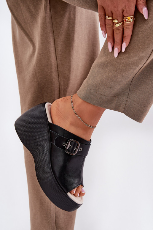 Zapatillas de cuero Femenino con una plataforma I Koturnie con hebillas S.Barski LR51-542 de color negro Zapatillas de cuero Femenino con una plataforma I Koturnie con hebillas S.Barski LR51-542 de color negro