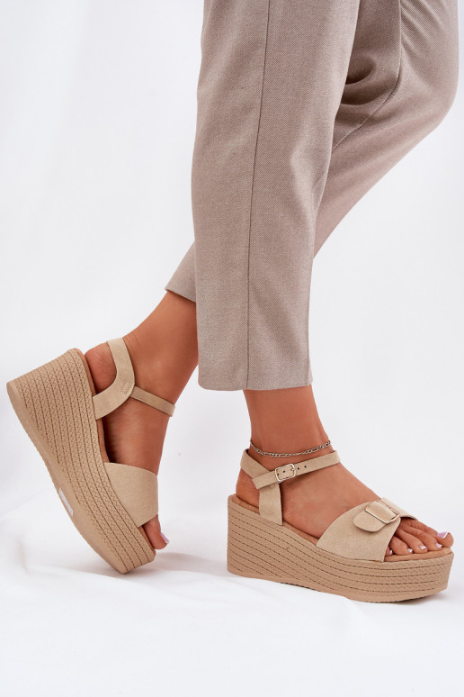 Sandalias de mujer en una cuña con hebillas de color caqui Liniella Sandalias de mujer en una cuña con hebillas de color caqui Liniella
