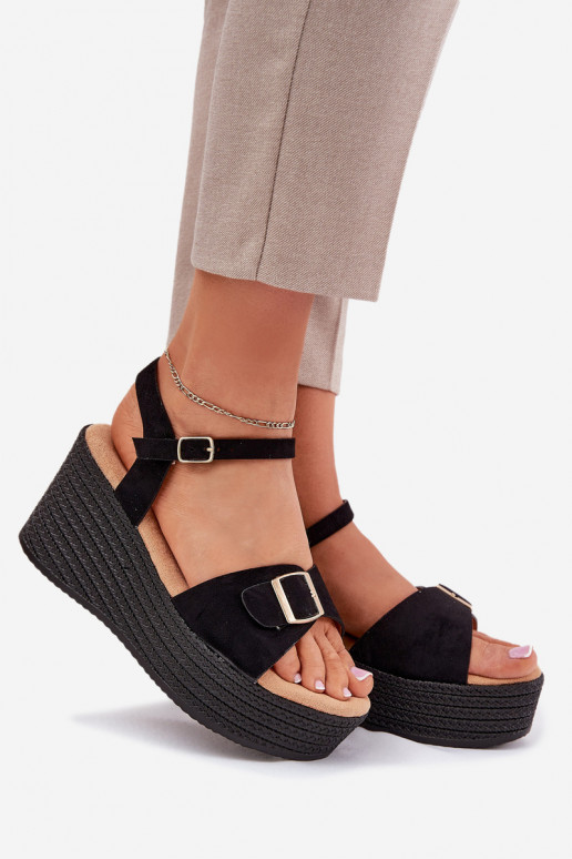 Sandalias de mujer en una cuña con hebillas de color negro Liniella Sandalias de mujer en una cuña con hebillas de color negro Liniella