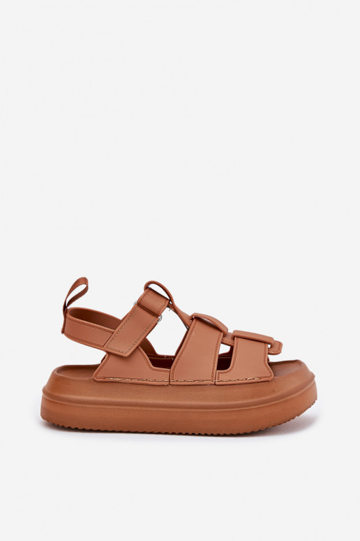 Sandalias de mujer con una plataforma color marrón Nitavelia