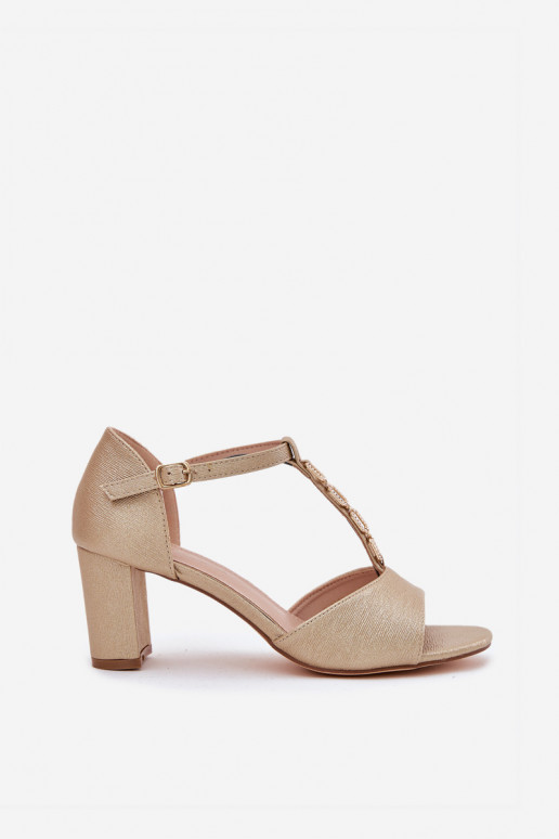 Sandalias de tacón alto para mujer. con tacones decorados de cuero ecológico color dorado Triavera