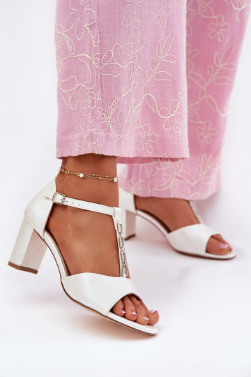 Sandalias de tacón alto para mujer. con tacones decorados de cuero ecológico el color blanco Triavera 2