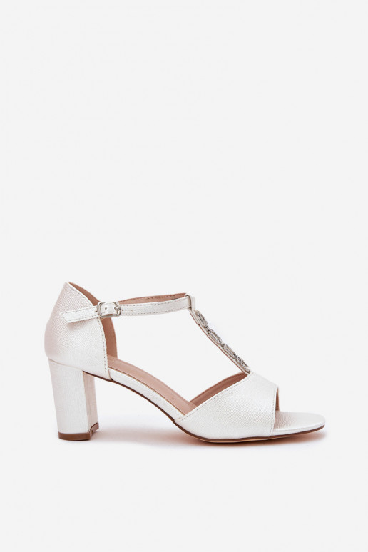 Sandalias de tacón alto para mujer. con tacones decorados de cuero ecológico el color blanco Triavera