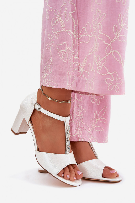 Sandalias de tacón alto para mujer. con tacones decorados de cuero ecológico el color blanco Triavera