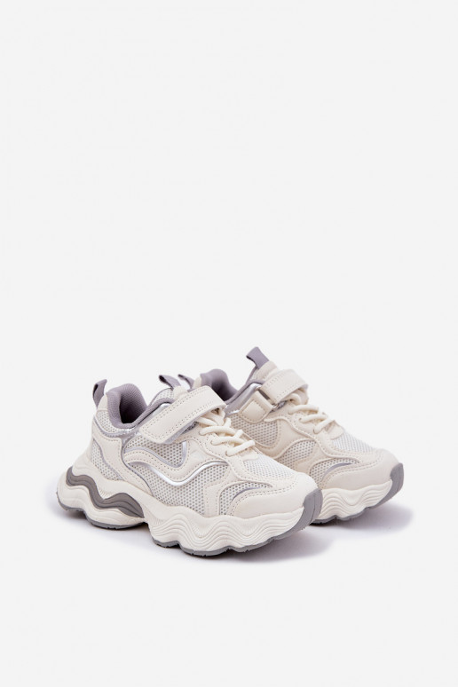 Zapatillas modelo zapatos. Infantil Sobre una suela gruesa el color blanco Lianees