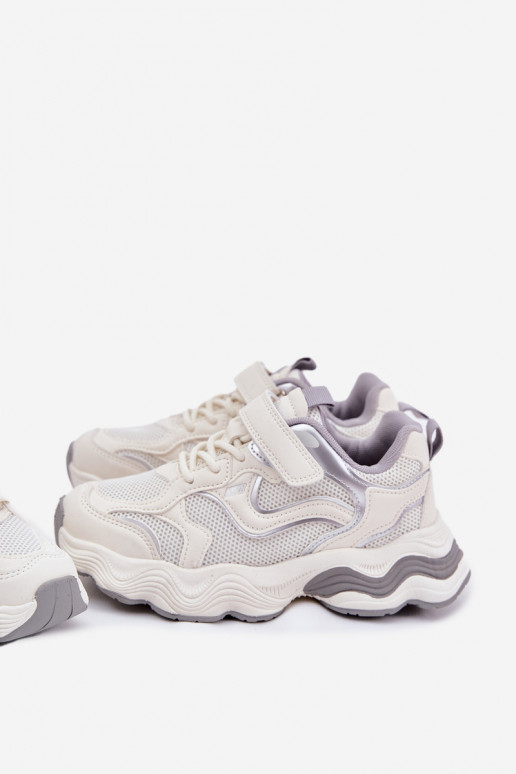 Zapatillas modelo zapatos. Infantil Sobre una suela gruesa el color blanco Lianees