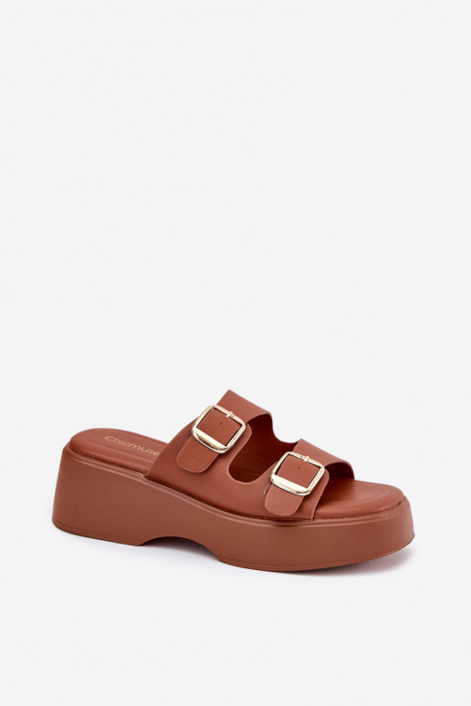 zapatillas de mujer en una cuña y plataforma con hebillas color marrón Nitarelia