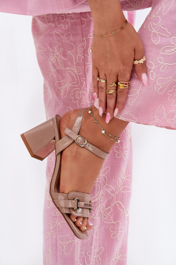 Piel Sandalias lacadas para mujer. con tacones beige Mevonelle 2