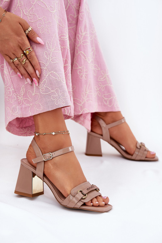 Piel Sandalias lacadas para mujer. con tacones beige Mevonelle