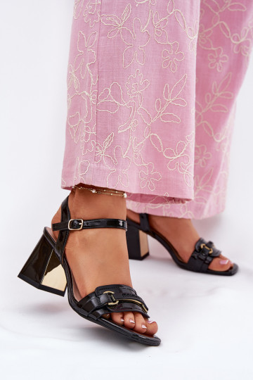 Piel Sandalias lacadas para mujer. con tacones de color negro Mevonelle 2
