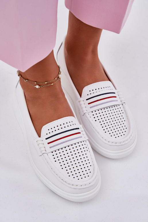 Piel mocasines de mujer el color blanco Dovema