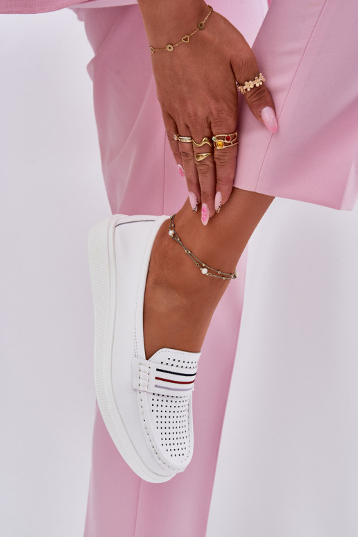 Piel mocasines de mujer el color blanco Dovema