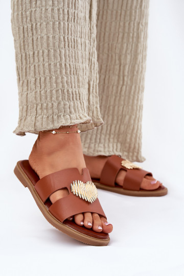 zapatillas de mujer con tacones anchos con detalles dorados color marrón Karinma