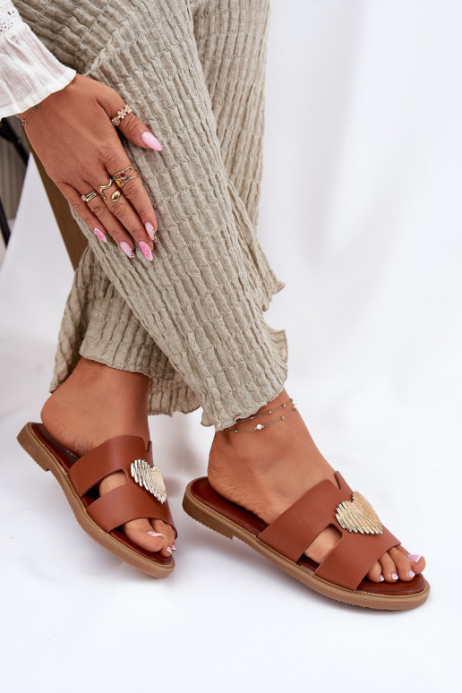 zapatillas de mujer con tacones anchos con detalles dorados color marrón Karinma