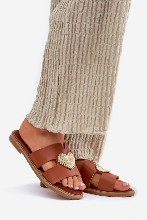 zapatillas de mujer con tacones anchos con detalles dorados color marrón Karinma