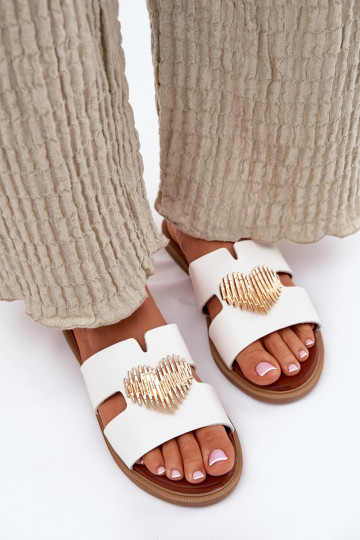 zapatillas de mujer con tacones anchos con detalles dorados el color blanco Karinma