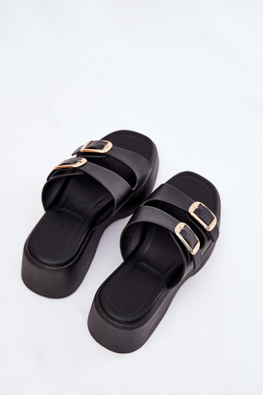 zapatillas de mujer en una cuña y plataforma con hebillas de color negro Nitarelia