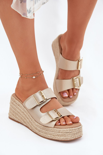 zapatillas de mujer en una cuña Con Trenza I con hebillasmi color dorado Pasinea