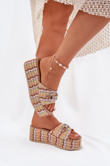 Zapatillas de mujer con plataforma y elementos trenzados y decoración Isolene de varios colores