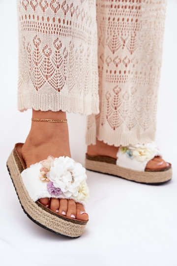 Zapatillas de mujer con flores y plataforma y elementos trenzados Zenvanis en color blanco