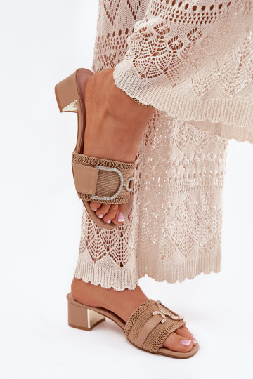 Zapatillas de mujer con tacón y detalles decorativos Julinemi color arena
