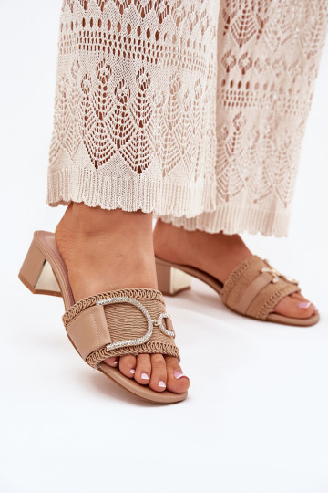 Zapatillas de mujer con tacón y detalles decorativos Julinemi color arena 2