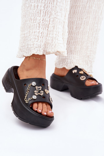 Zapatillas ligeras zapatillas de mujer con una plataforma Ze color doradomi Przypinkami de color negro Ivoriel