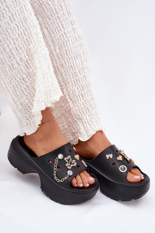 Zapatillas ligeras zapatillas de mujer con una plataforma Ze color doradomi Przypinkami de color negro Ivoriel