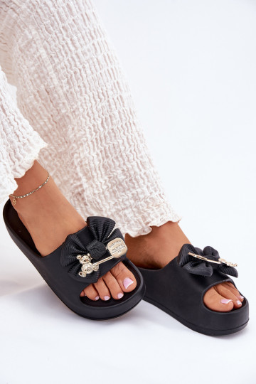 zapatillas de mujer Zapatillas ligeras con una plataforma con cintas I Broszką de color negro Tiene querlize