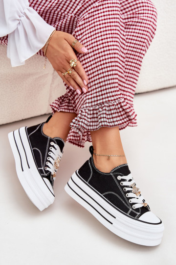 Zapatos de ocio con una plataforma Ze color doradomi Przypinkami de color negro Fiorina