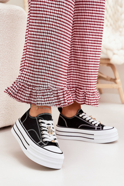 Zapatos de ocio con una plataforma Ze color doradomi Przypinkami de color negro Fiorina