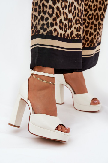 Sandalias de tacón alto para mujer con plataforma de cuero ecológico en color blanco 2