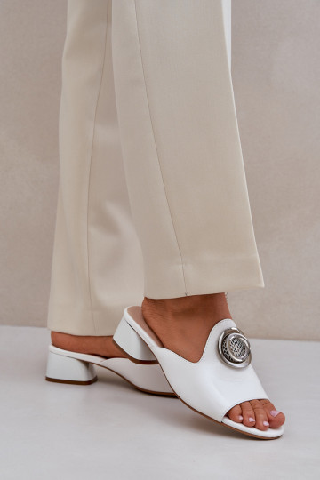 Chanclas elegantes para mujer en color blanco con bajo tacón y adornos "Feledis"
