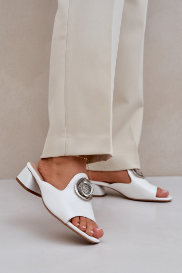 Chanclas elegantes para mujer en color blanco con bajo tacón y adornos "Feledis" 2