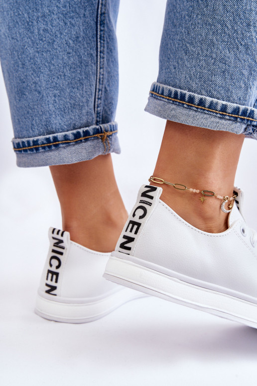 Zapatillas modelo clásico. el color blanco Ville