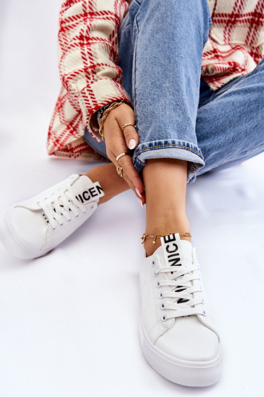 Zapatillas modelo clásico. el color blanco Ville