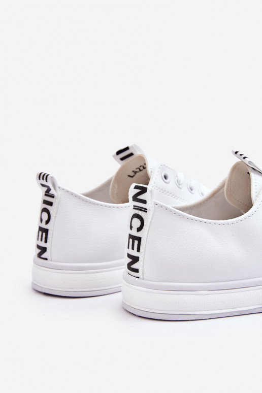 Zapatillas modelo clásico. el color blanco Ville