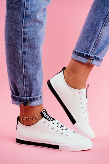 Zapatillas modelo clásico. de color negro Ville