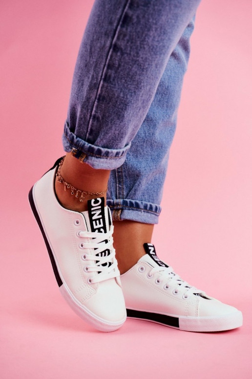 Zapatillas modelo clásico. de color negro Ville