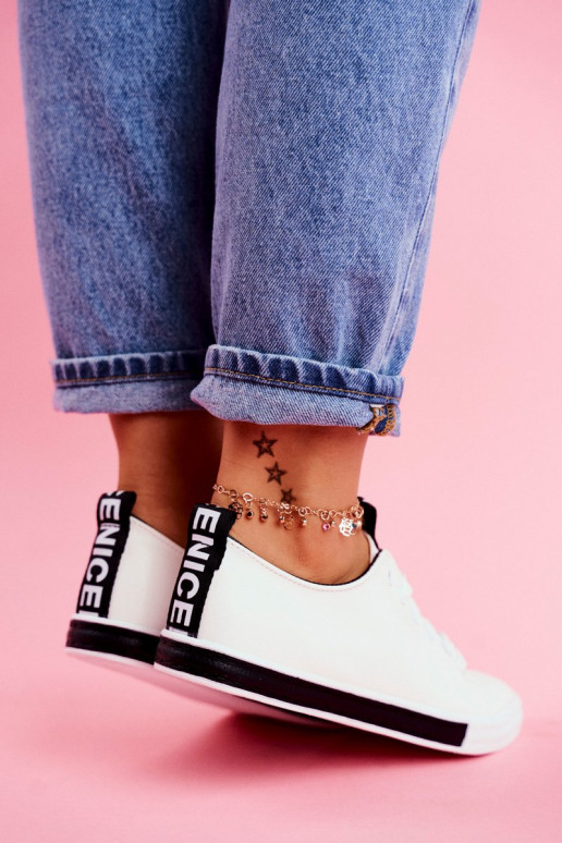 Zapatillas modelo clásico. de color negro Ville