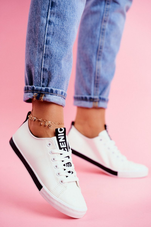 Zapatillas modelo clásico. de color negro Ville