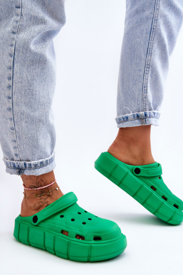 Chanclas tipo crocs con plataforma elevada color verde Beckett