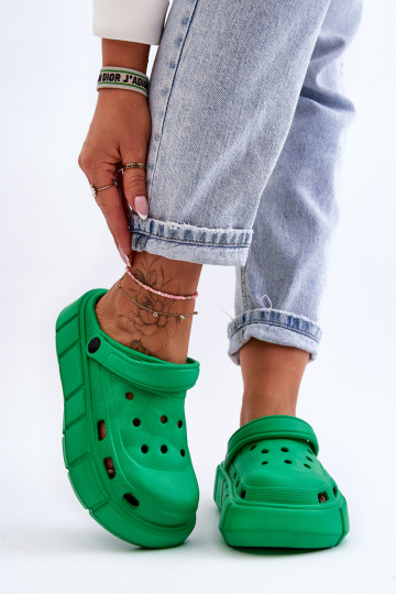 Chanclas tipo crocs con plataforma elevada color verde Beckett 2