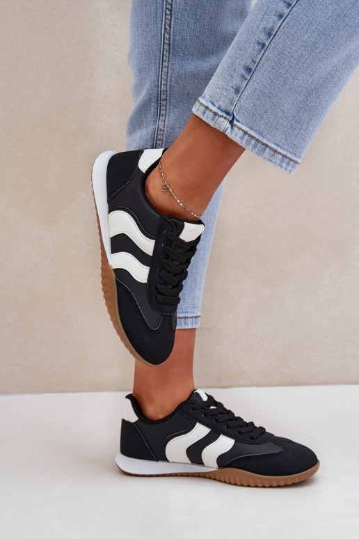 Zapatillas clásicas Femenino de cuero ecológico de color negro Tiene queretina