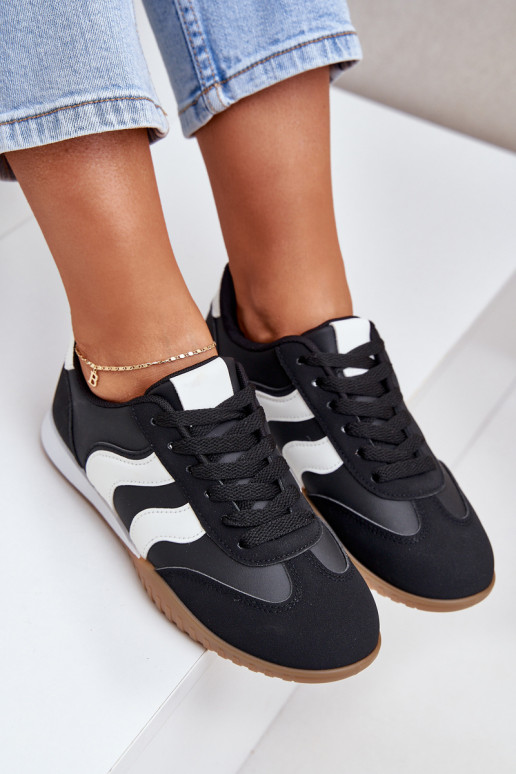 Zapatillas clásicas Femenino de cuero ecológico de color negro Tiene queretina