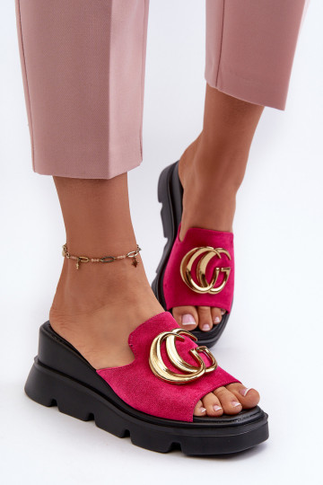 Zapatillas de casa de mujer Iaria color rosa de ante ecológico con cuña y plataforma y detalles dorados